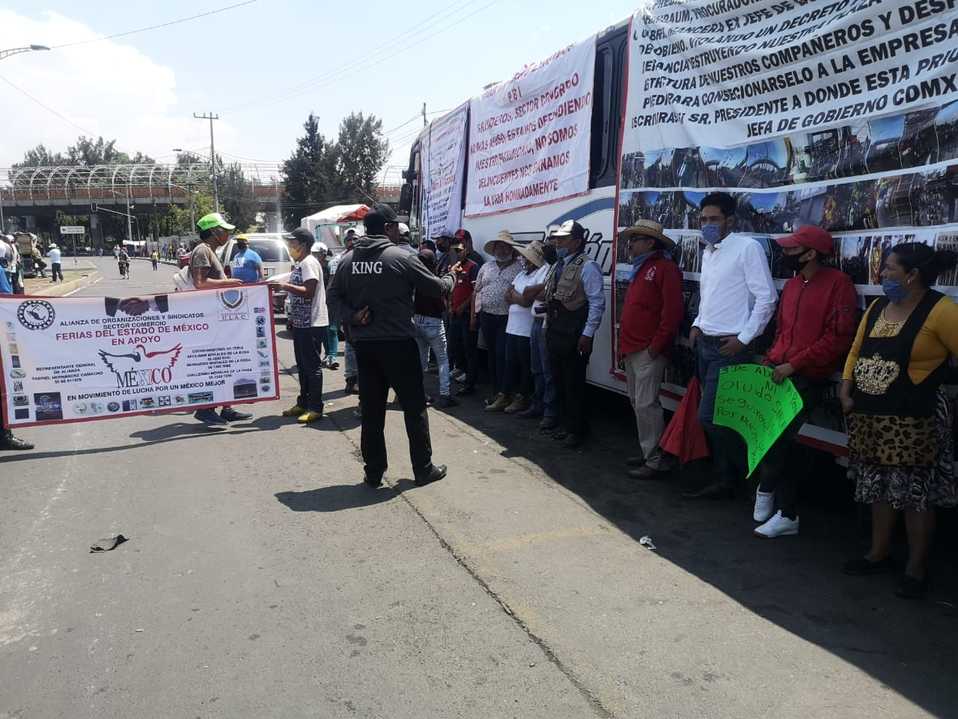 Los comerciantes bloquean ambos sentidos de la vialidad.