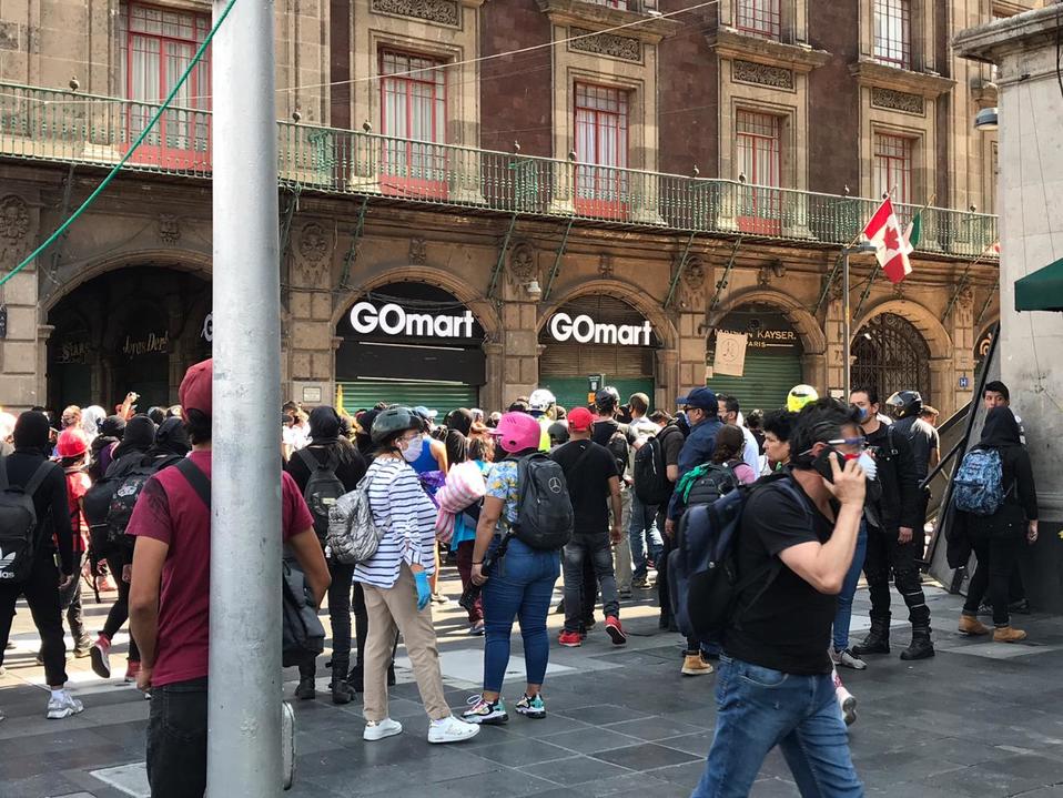 Manifestantes por caso Melanie rompen tapial de Madero al entrar a la calle. (Cinthya Stettin)