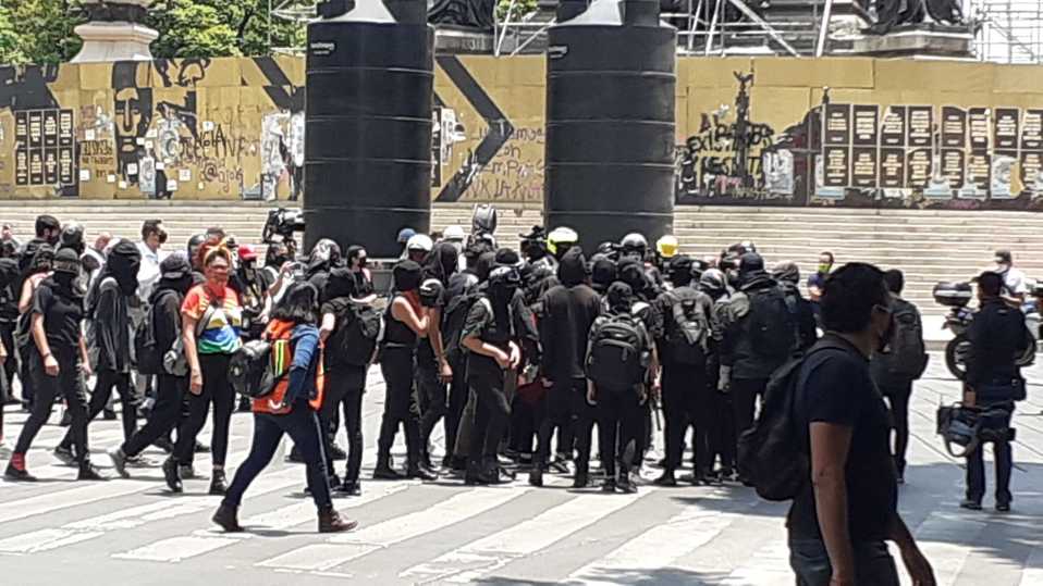Los manifestantes comienzan a reunirse para marchar al Zócalo./ Especial