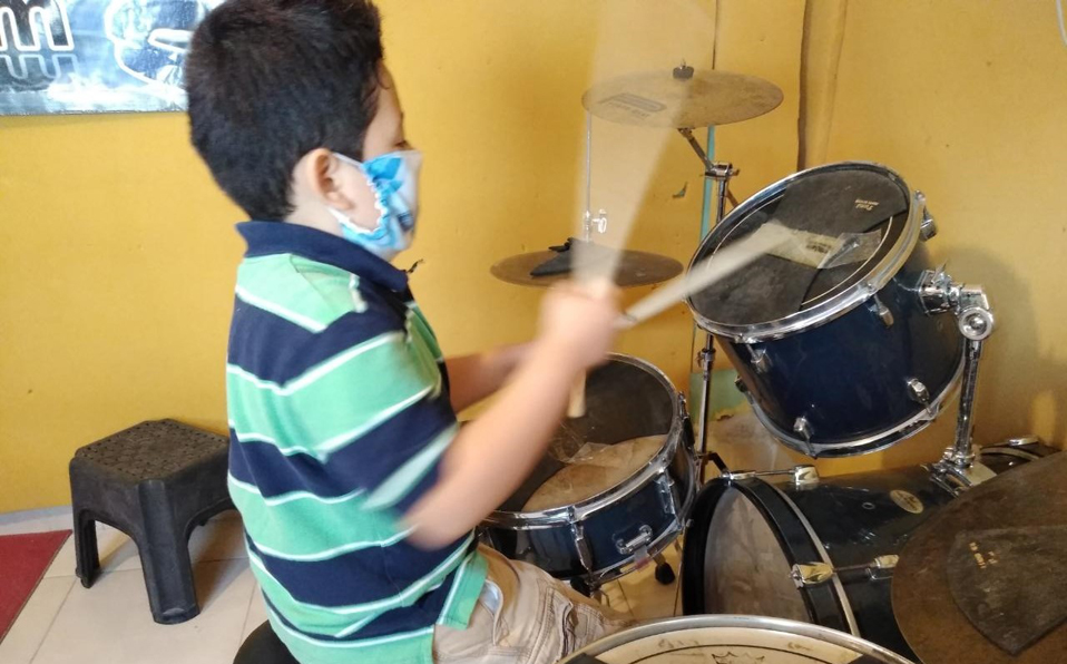 Es un buen momento para que los niños aprendan a tocar un instrumento y distraigan su mente. (Cortesía)