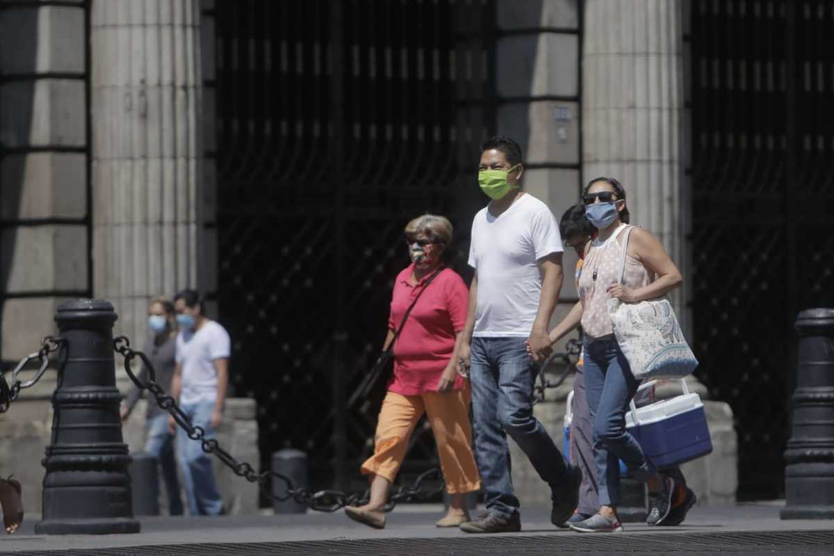 Personas con tapabocas caminan por el Centro Histórico de la CdMx. (Ariana Pérez)