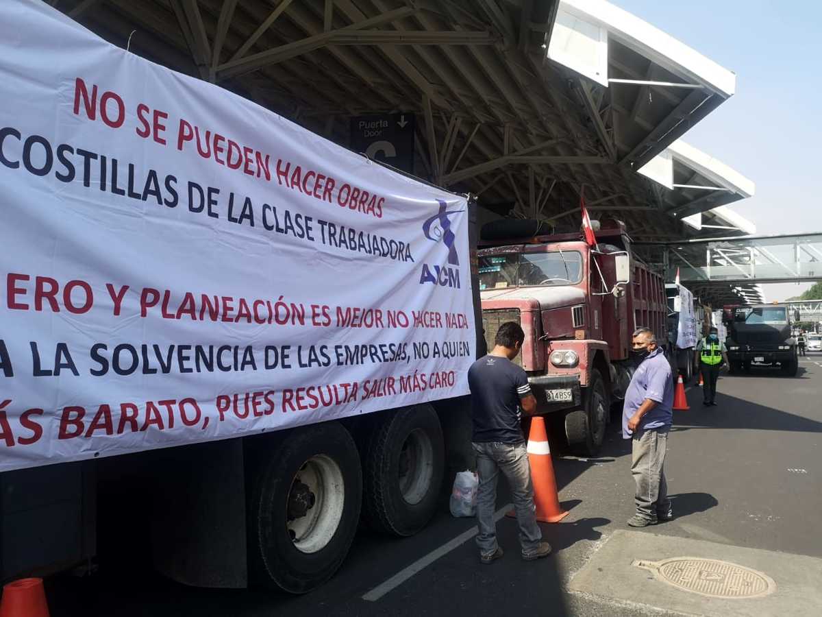 Los camiones afectan la circulación en un carril de la avenida Carlos León./ César Velázquez