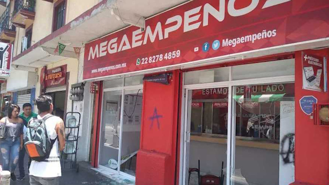 Encapuchados vandalizan edificios en Veracruz en protesta contra abuso