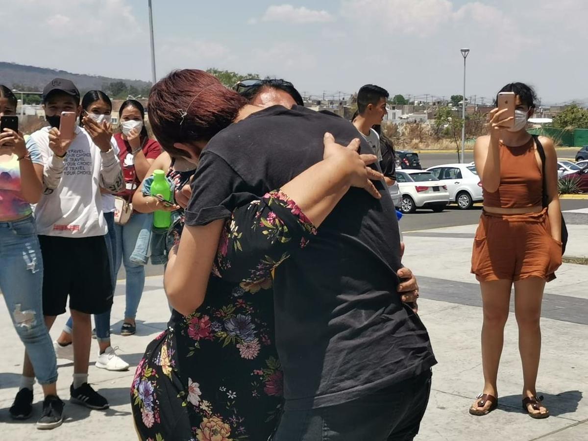 Familiares  los recibieron con abrazos, aplausos y lágrimas. (Diana Barajas)