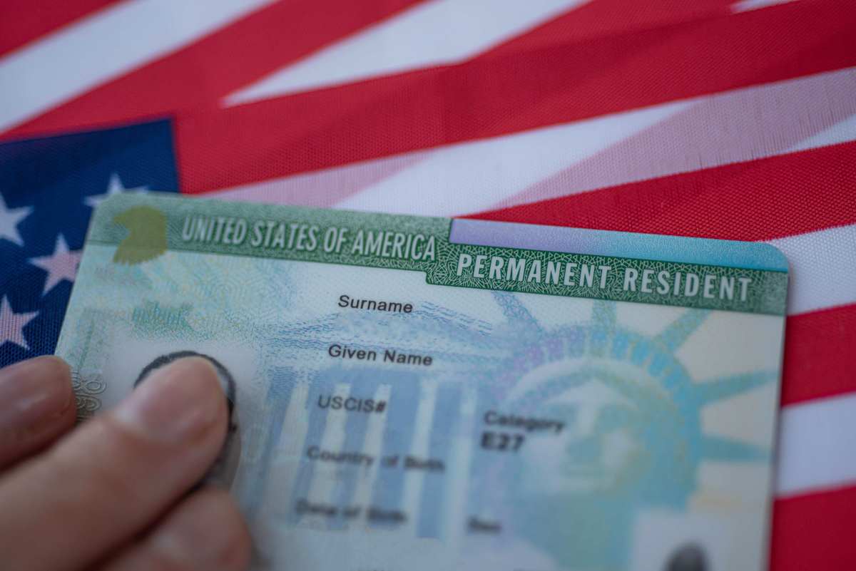 Un hombre fue detenido por falsificar green cards en EU / Shutterstock