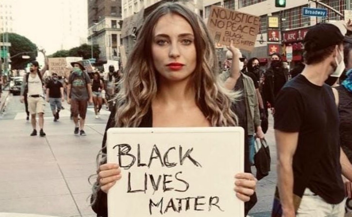Kris Schatzel posó en medio del contingente portando un letrero de Black Lives Matter (Instagram).