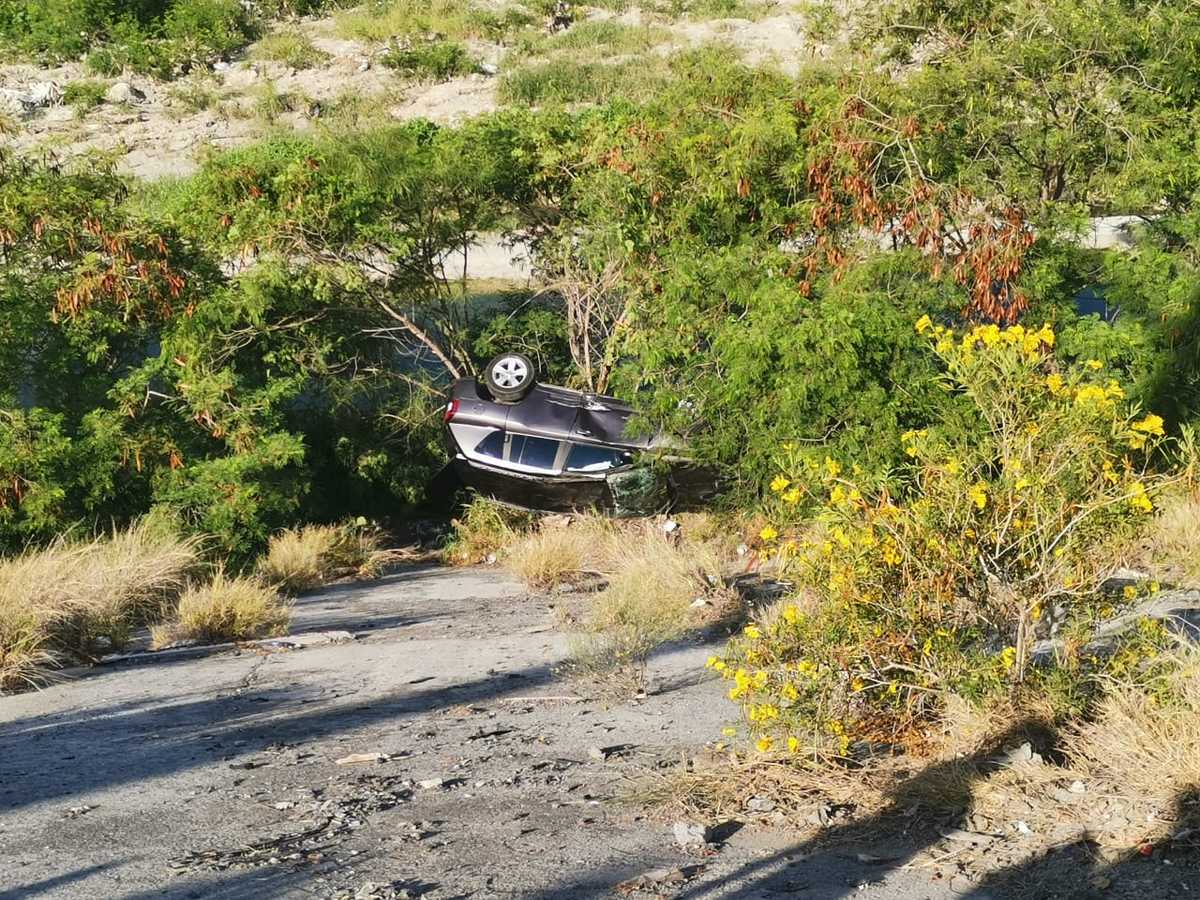 La camioneta terminó en el lecho del río.