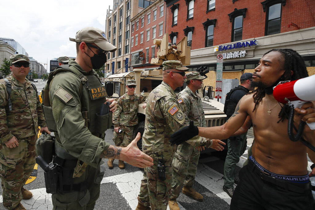 Miembros de la Guardia Nacional atendiendo las protestas en Washington D.C. por el homicidio de George Floyd. (AP)