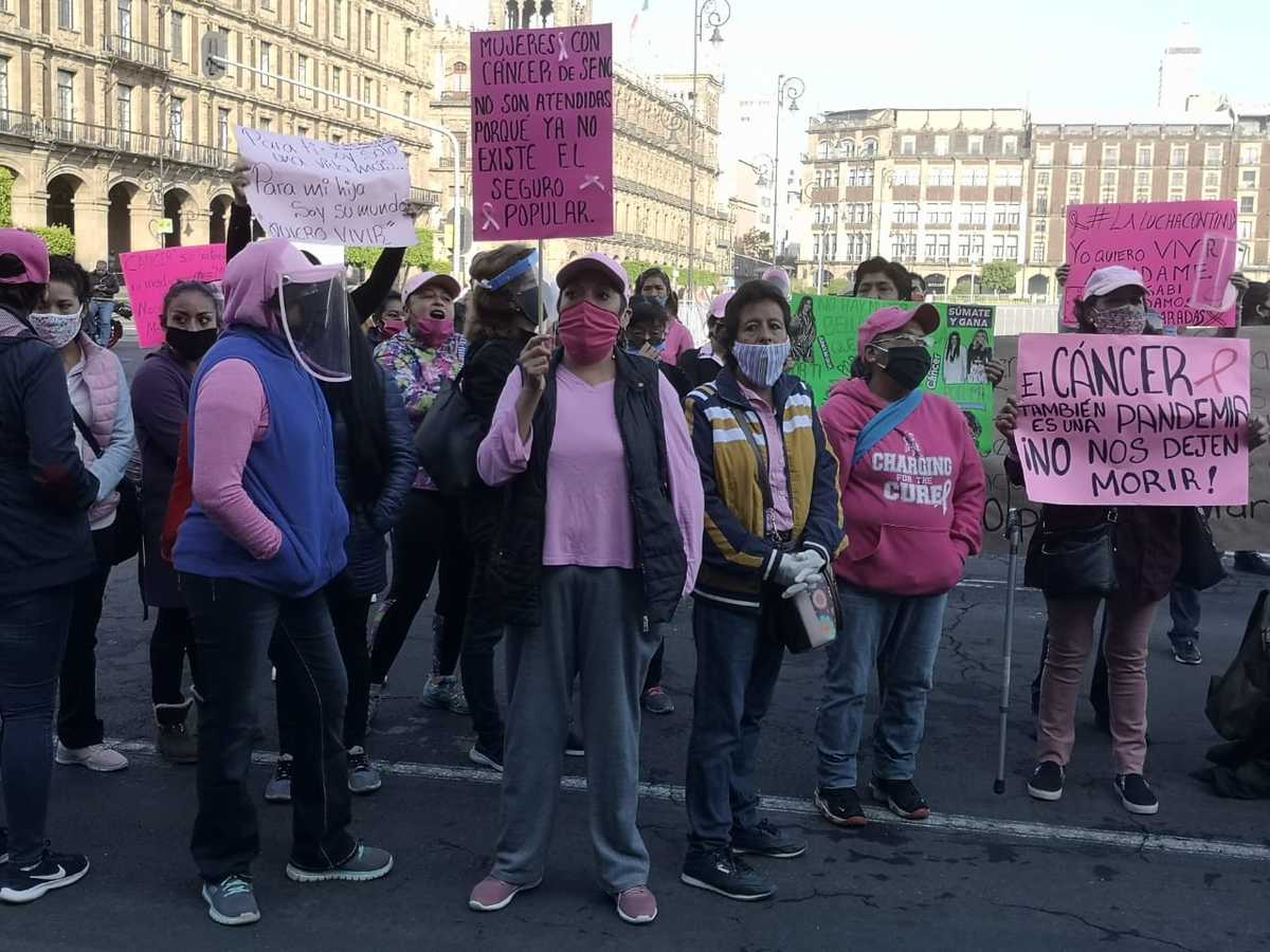 Mujeres con cáncer de mama protestan en Palacio Nacional. | César Velazquez