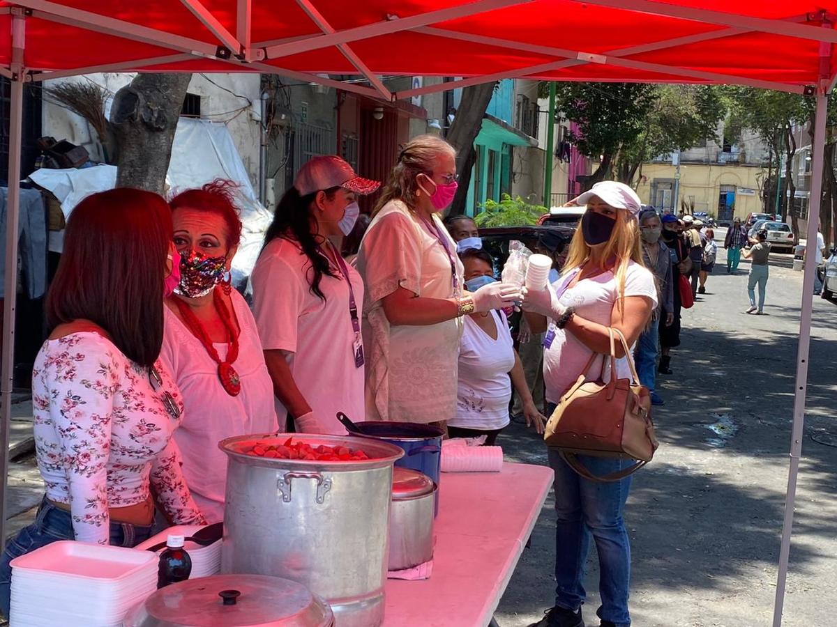 Reparten comida a sexoservidoras trans afectadas por coronavirus. (César García)