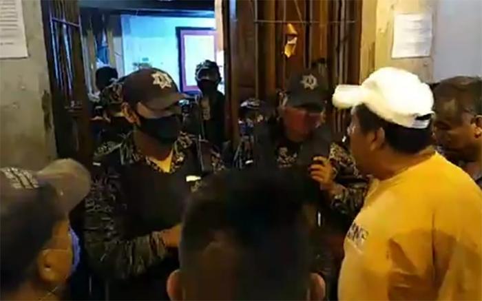 Retienen a policía municipal por la detención de tres personas en Zacapoaxtla. (Especial)