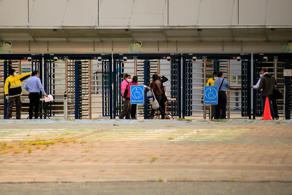 Los trabajadores en planta acuden bajo los protocolos que la empresa estableció para el cuidado de su salud y prevenir riesgos. (Andrés Lobato)