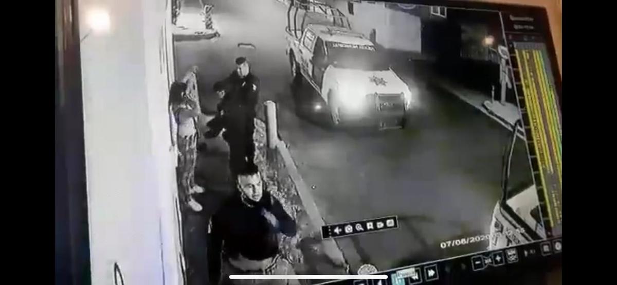 Agentes municipales revisan la bolsa de una de las jóvenes detenidas en busca de algún arma. (Especial)