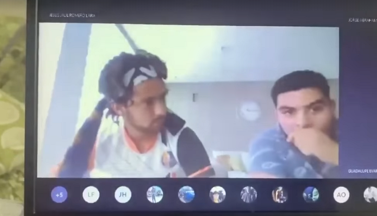 Los alumnos quedaron en 'shock', pues no reaccionaron siquiera para apagar la cámara (Captura).