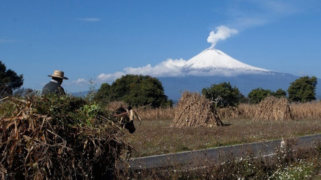 Amanece el Popocatépetl nevado y registra 204 exhalaciones