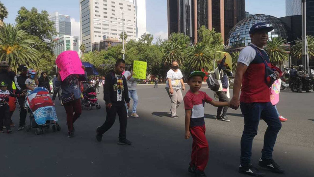 Artesanos de CdMx marchan en Paseo de la Reforma