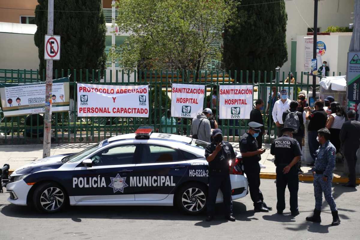 Camilleros del IMSS colocaron mantas en las rejas del nosocomio. (Jorge Sánchez)