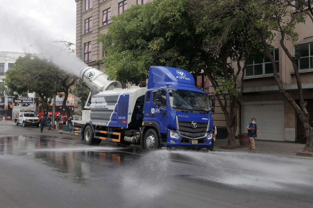 El camión puede esparcir la mezcla sanitizante de manera directa, logrando que las partículas tengan mayor alcance. (Ariana Pérez)