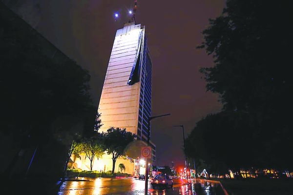 Cayó un anuncio en el edificio Latino. Roberto Alanís