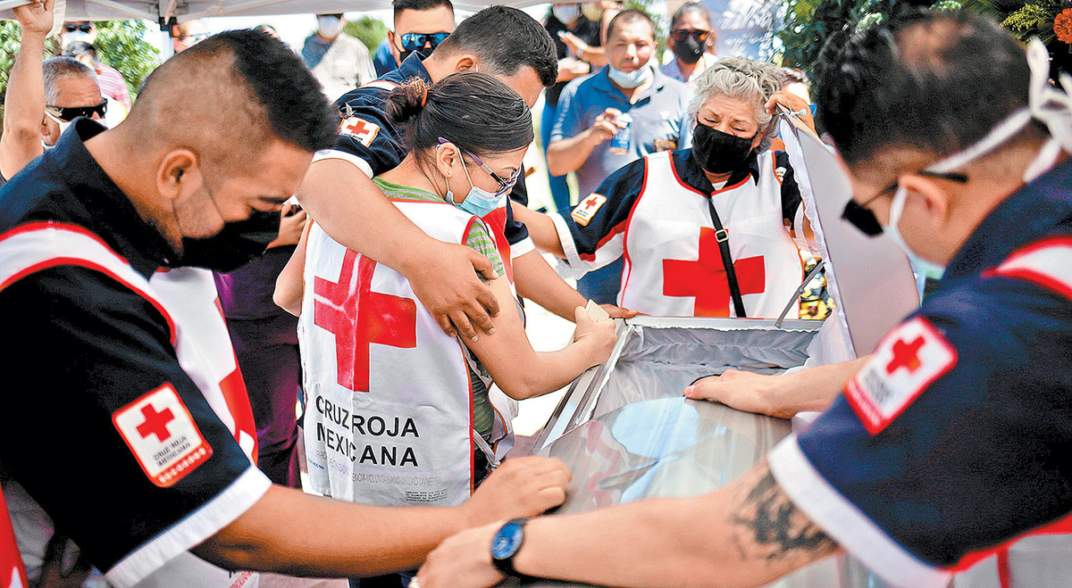 Colegas y familiares despiden a Juan Andrés García, paramédico de la Cruz Roja mexicana que murió de covid-19. (Reuters)