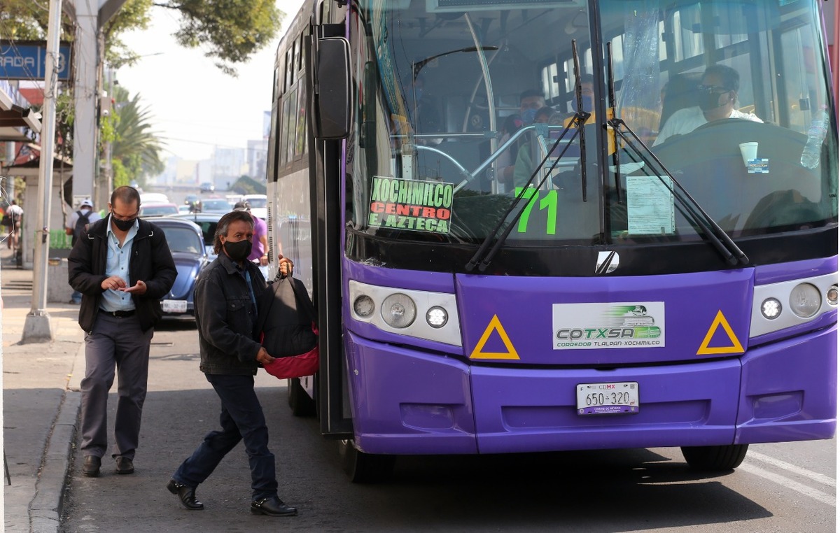 Tanto conductores como pasajeros usan cubrebocas para prevenir contagios de coronavirus. (Javier Ríos)