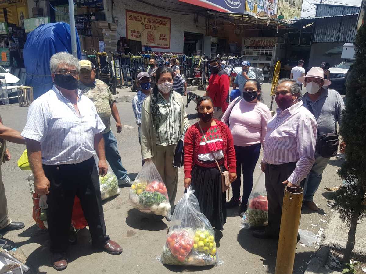Entrega de despensas a comerciantes de la Central de Abasto. (Elizabeth Hernández)
