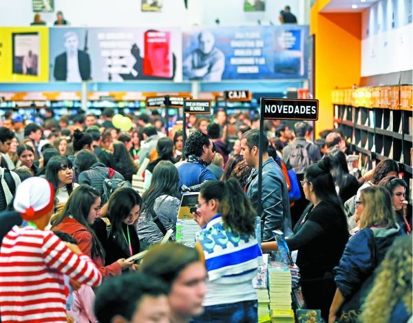 La Feria del Libro de Guadalajara sí se realizará este año, dice su directora. Fernando Carranza