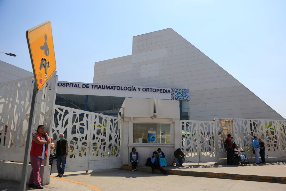 El Hospital de Traumatología y Ortopedia, donde familiares de los pacientes esperan noticias. (Andrés Lobato)