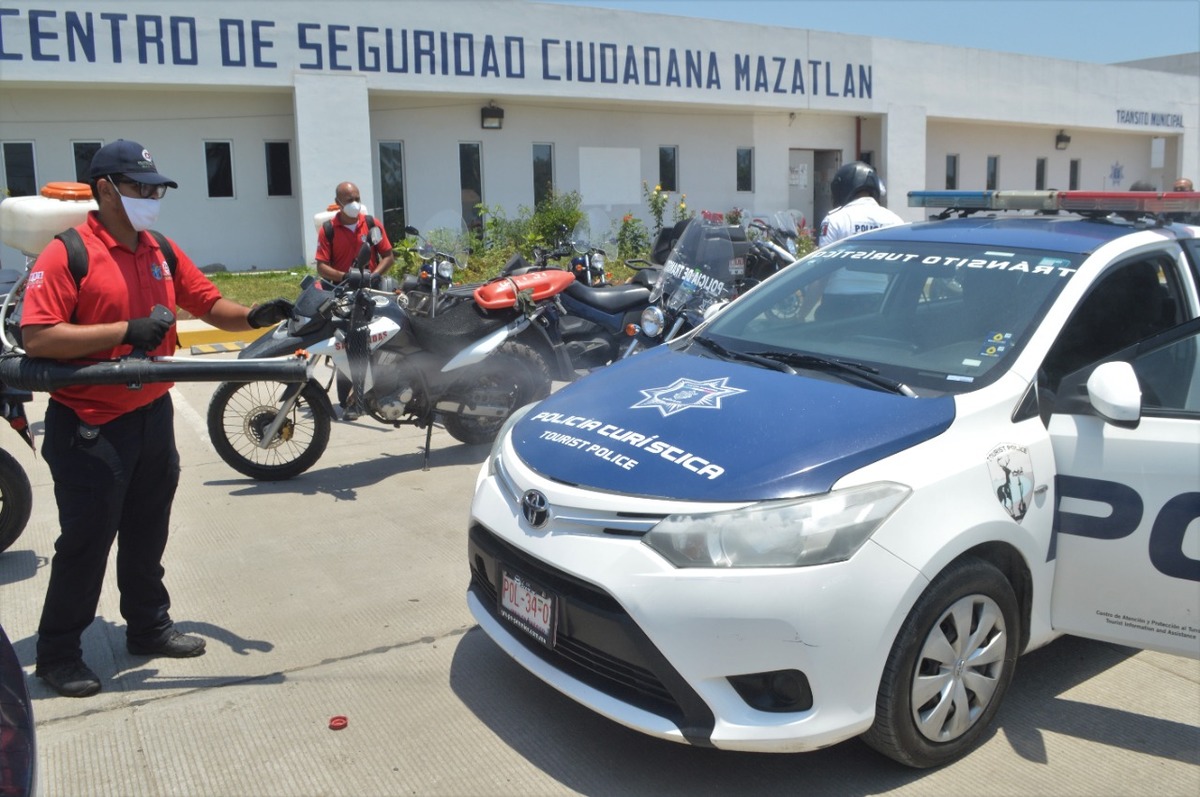 Los policías murieron tras contraer covid-19.