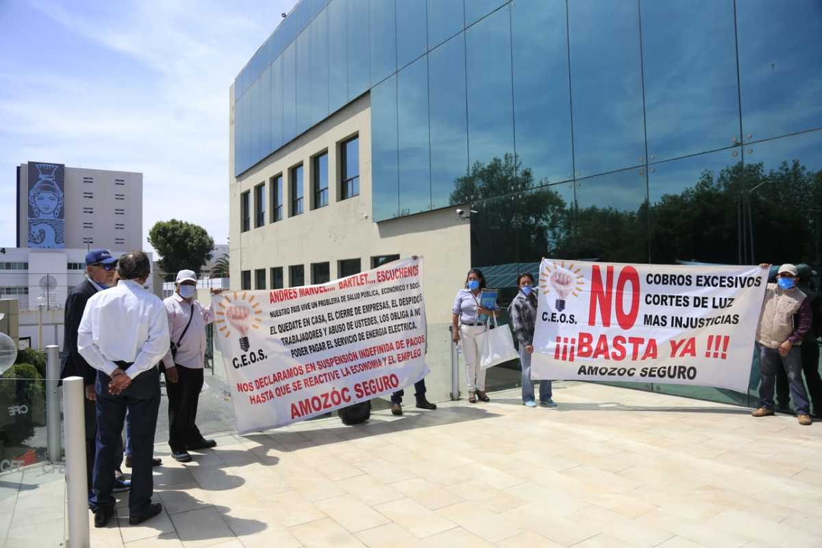 Se manifiestan contra el alza de luz en las instalaciones generales de la delegación de la CFE. (Andrés Lobato)