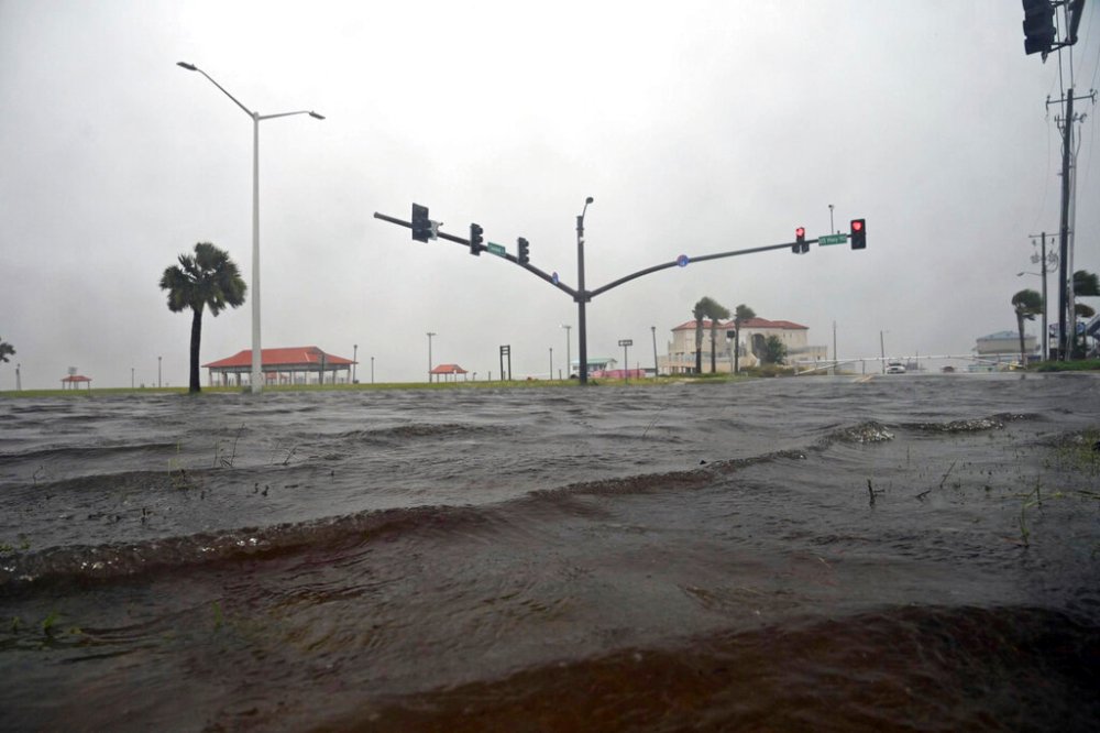 La tormenta se degradó a depresión la madrugada del lunes luego de inundar la costa de Luisiana. (AP)