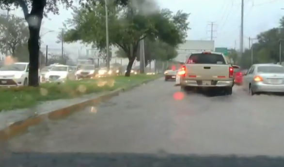 Autos quedan varados tras inundación en avenida Nogalar
