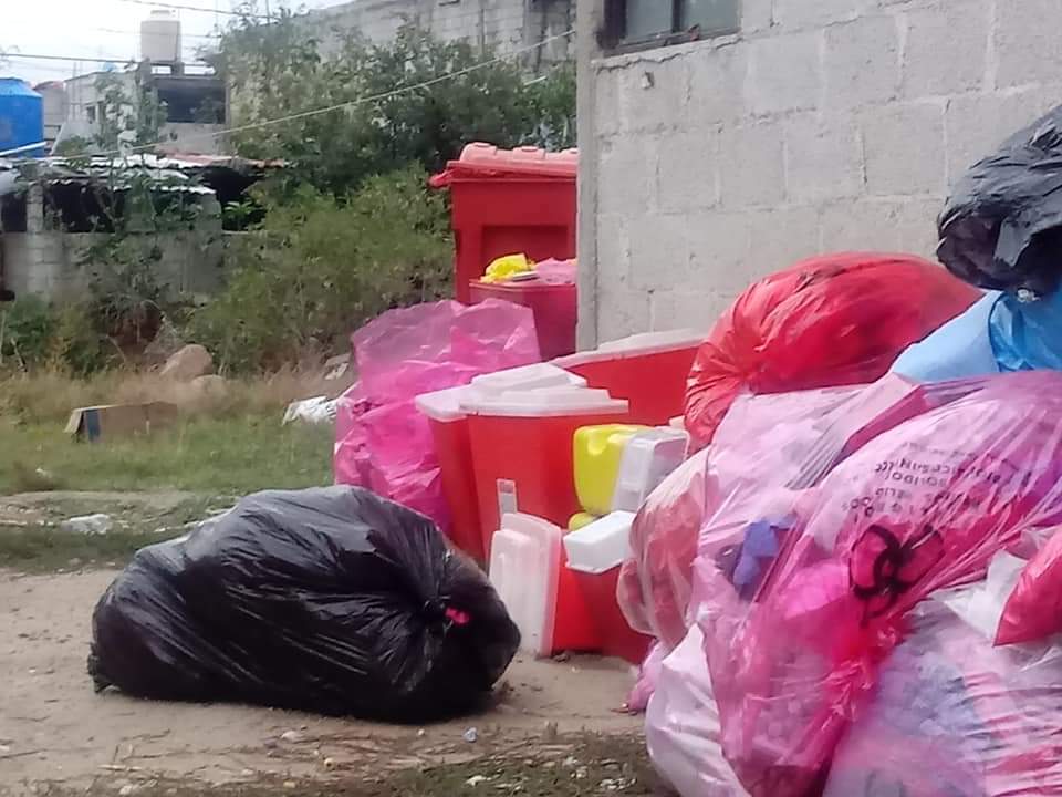 Las bolsas contienen batas, cubrebocas, muestras de sangre, entre otra tipo de material quirúrgico. (David Alvídrez, Telediario Puebla)