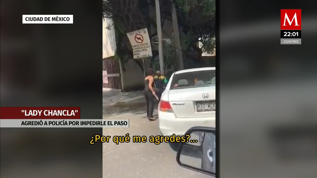 Con chancla, mujer agrede a policía de CdMx para que la deje pasar