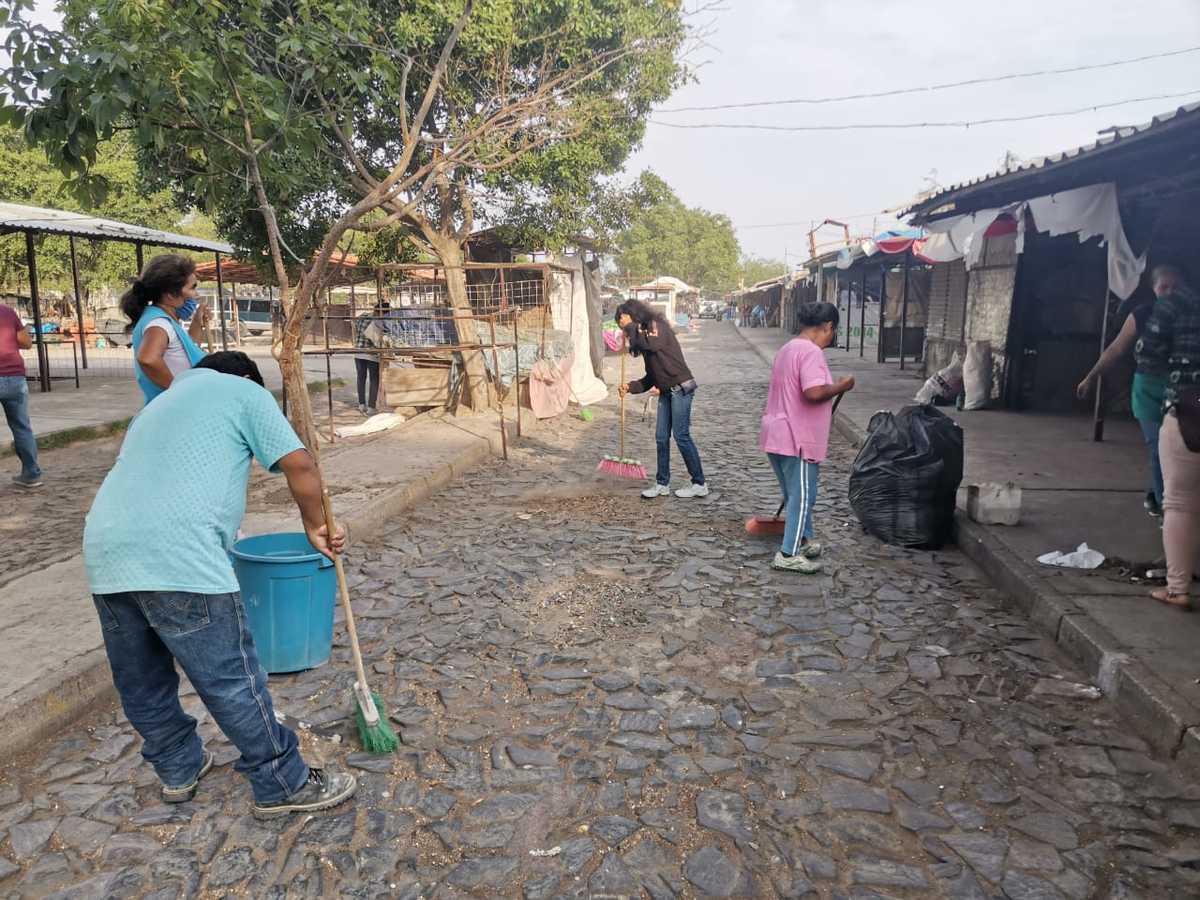 Los comerciantes se dieron cita para barrer, limpiar sus locales. (Diana Barajas)