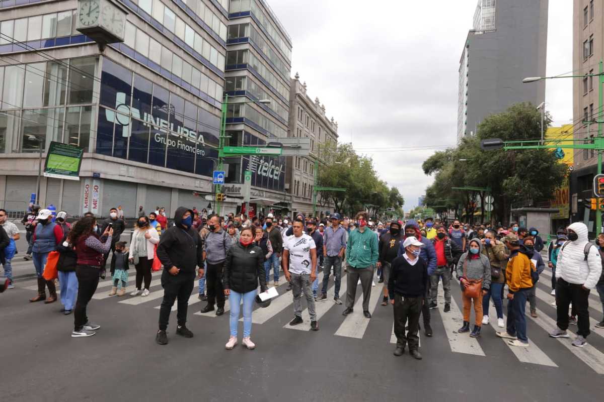 Los comerciantes se reunieron en Eje Central, pero atendieron la sana distancia durante la manifestación. (Javier Ríos)