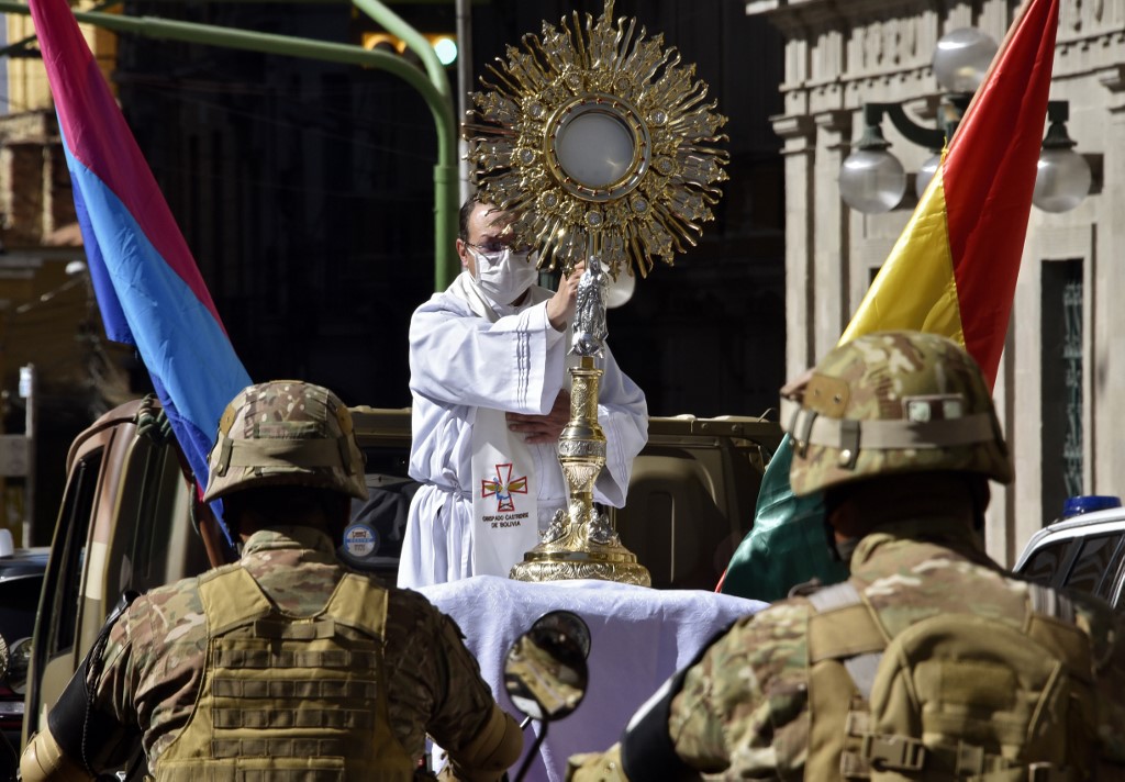 Elementos militares de Bolivia acompañaron una procesión de Corpus Christi. (AFP)