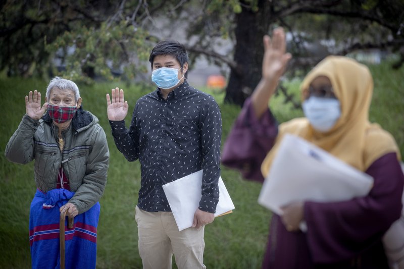 Un grupo de personas realiza el Juramento de Lealtad durante una ceremonia de naturalización efectuada en Minneapolis. (AP)