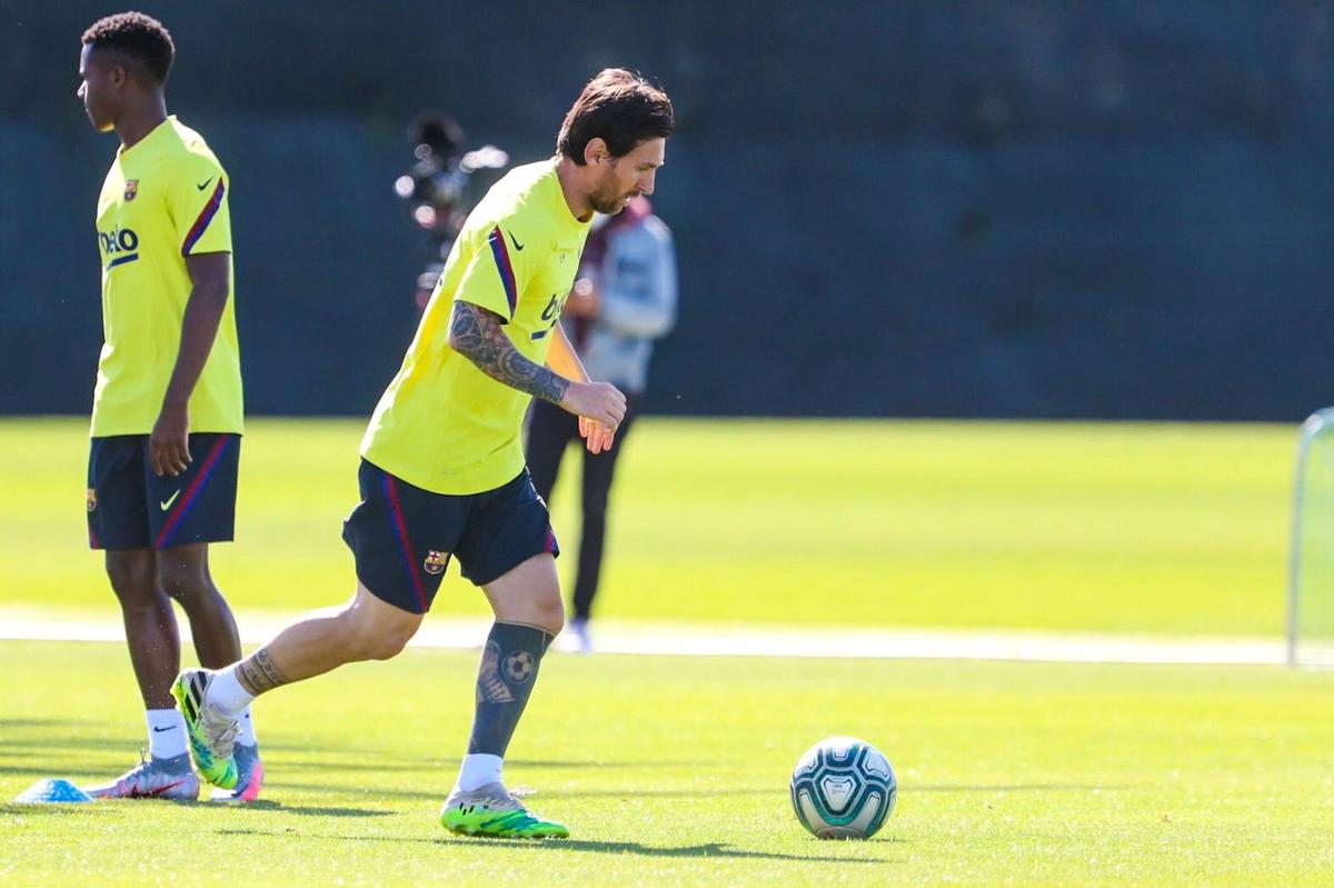 Lionel Messi durante práctica con el Barcelona (Twitter: @FCBarcelona_es)