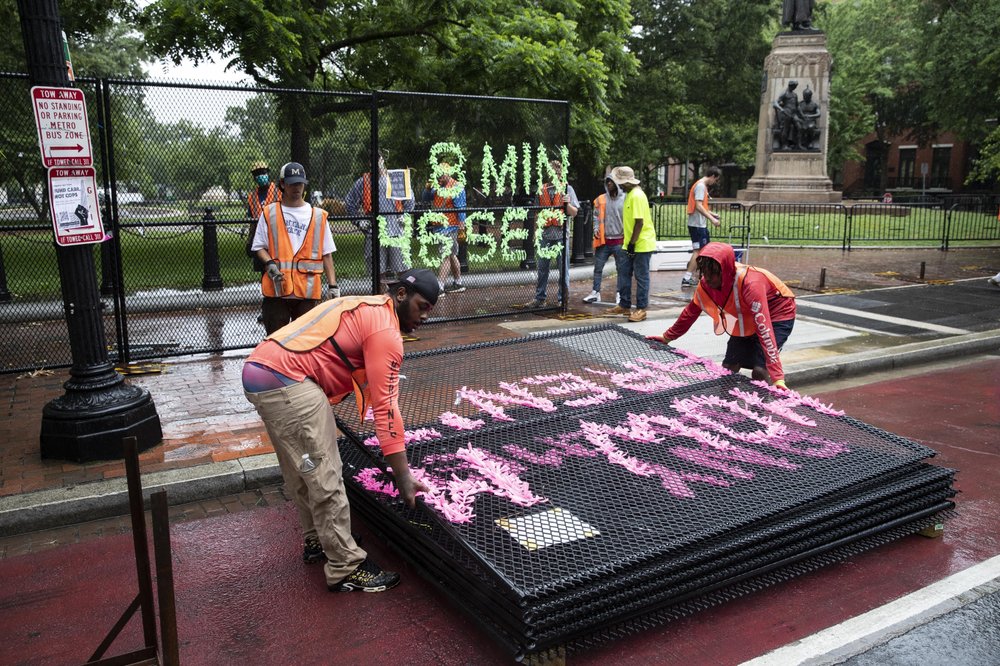 El parque reabrió y las autoridades limpiaron las consignas que habían escrito los manifestantes en los muros y las estatuas. (AP)