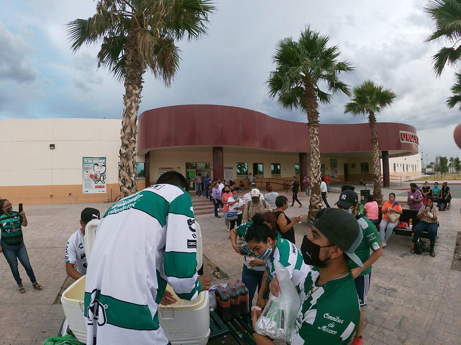 La Tribu reparte comida en el Hospital General de Torreón. (Especial)