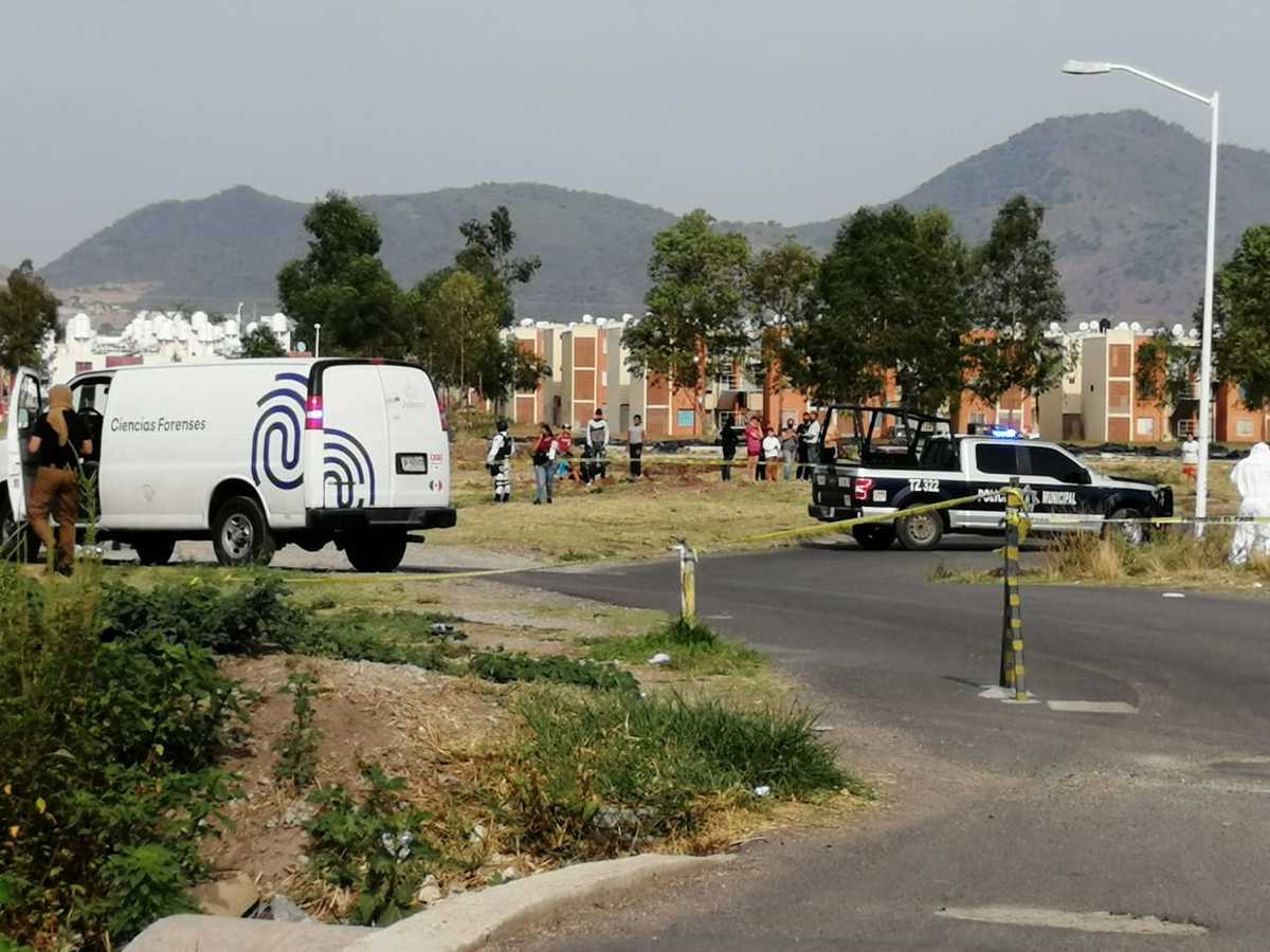 Vecinos reportaron el hallazgo de la mujer muerta, cuyo crimen se investiga como feminicidio en Tlajomulco (Juan Carlos Munguía)