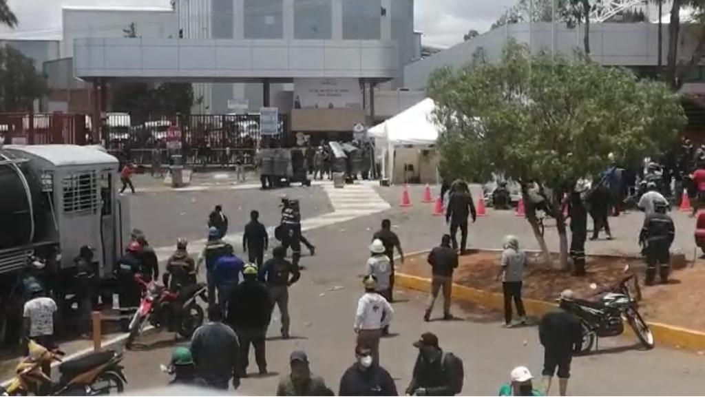 En el enfrentamiento una persona resultó herida de gravedad. (Rocío López)
