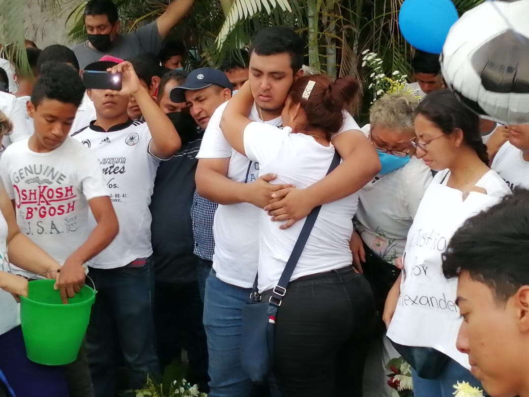 Familiares y amigos lo despidieron durante su funeral. (Óscar Rodríguez)