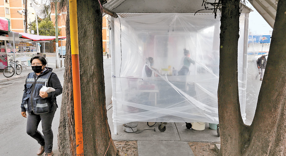 Puesto callejero de comida en Iztapalapa, cubierto de plástico para “protegerse” del virus. (Octavio Hoyos)