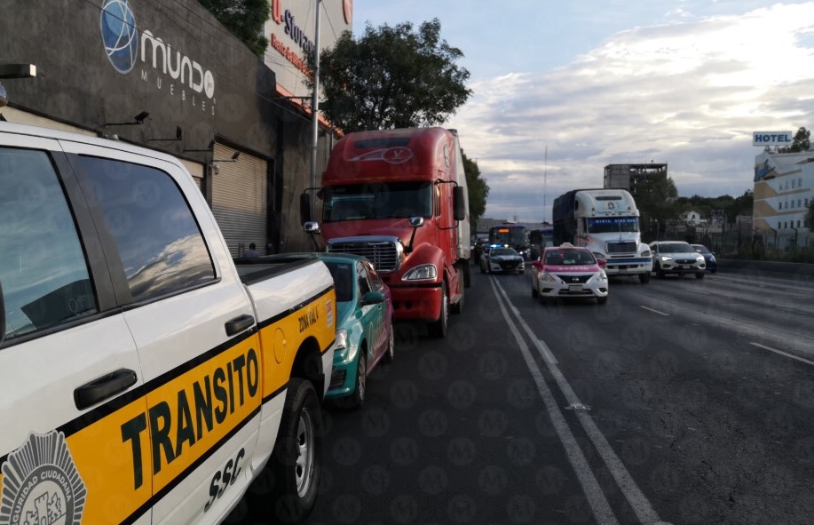 Tráiler embiste a motocicleta en Calzada de Tlalpan. | Jorge Becerril