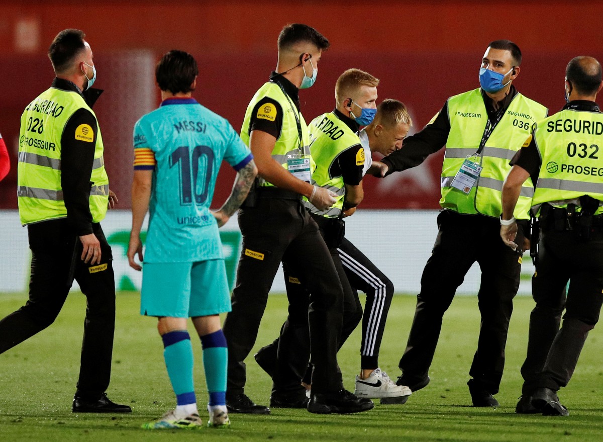 Espontáneo salta a la cancha para tomarse foto con Lionel Messi (Reuters)