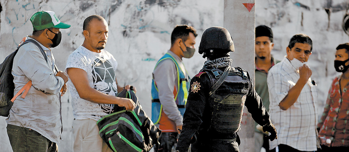 Indocumentados llegan al refugio Casa INDI, en Monterrey, donde algunos centroamericanos han sido infectados por coronavirus. (Reuters)