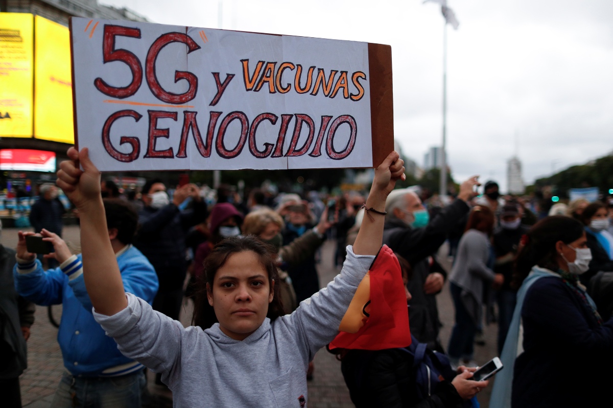 Miles de personas en el mundo creen que el coronavirus se transmite por las antenas de tecnología 5G. (Reuters)