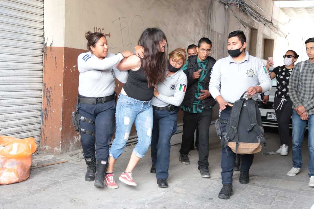 Cerca de cinco patrullas rodearon a una joven para detenerla. (Maribel Calderón)